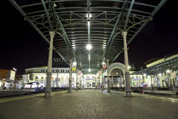 yolcu platformu gece (Belorussky tren istasyonu)--dokuz ana tren istasyonları, Moskova, Rusya biridir. 1870 yılında açıldı ve mevcut haliyle 1907-1912 yılında yeniden inşa edildi 