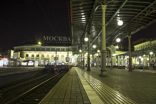 Der nächtliche Personenbahnsteig (Belorusskij-Bahnhof) ist einer der neun Hauptbahnhöfe in Moskau, Russland. Es wurde 1870 eröffnet und 1907-1912 in seiner heutigen Form wieder aufgebaut. — Stockfoto