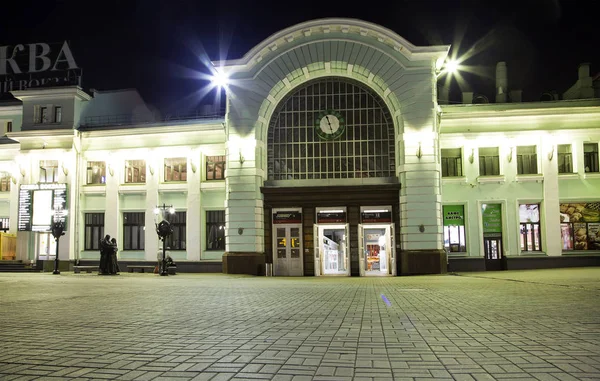 Tågstationen Belorussky på natten--är en av de nio viktigaste järnvägsstationerna i Moskva. Det var öppnade 1870 och återuppbyggdes i sin nuvarande form år 1907-1912 — Stockfoto