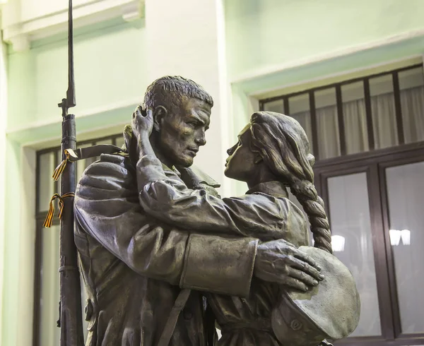 Addio di Slavianka (è stato creato (2014) da un team di scultori: Molokostov, Shcherbakov e l'architetto Danilov, sotto la guida di Sherbakov) -- il monumento al terminal ferroviario bielorusso di Mosca, Russia — Foto Stock