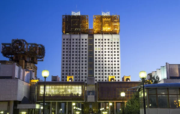 Budova prezídia Ruské akademie věd v noci, Moskva, Rusko — Stock fotografie