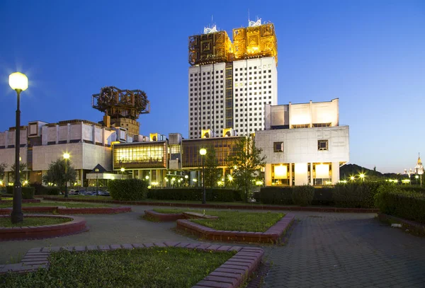 Le bâtiment du Présidium de l'Académie russe des sciences la nuit, Moscou, Russie — Photo