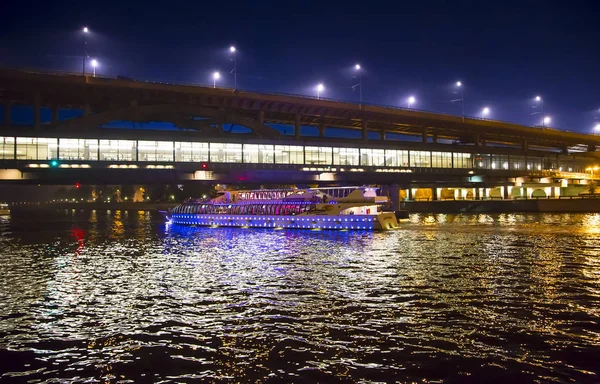 Река Москва, Лужнецкий мост (Метро-мост) в свете ночного освещения. Москва, Россия — стоковое фото