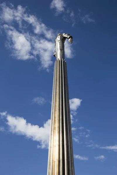 Monumento a Yuri Gagarin (42,5 metros de altura pedestal e estátua), a primeira pessoa a viajar no espaço. Ele está localizado em Leninsky Prospekt, em Moscou, Rússia. O pedestal é projetado para ser uma reminiscência de um escape de foguete — Fotografia de Stock