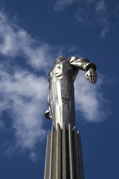 尤里加加林 （42.5 米底座高和雕像） 的纪念碑，第一个在太空中旅行的人。它位于俄罗斯莫斯科的列宁大街。底座被为了使人联想到火箭排气 — 图库照片