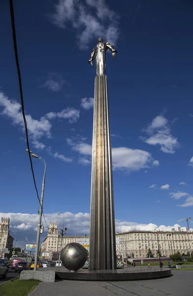 Памятник Юрию Гагарину (42,5-метровый пьедестал и статуя), первому человеку, совершившему путешествие в космос. Расположен на Ленинском проспекте в Москве, Россия. Пьедестал призван напоминать выхлоп ракеты — стоковое фото