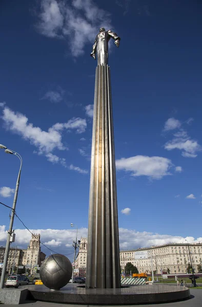 Monumento a Yuri Gagarin (42,5 metros de altura pedestal y estatua), la primera persona en viajar en el espacio. Se encuentra en Leninsky Prospekt en Moscú, Rusia. El pedestal está diseñado para ser una reminiscencia de un escape de cohete — Foto de Stock