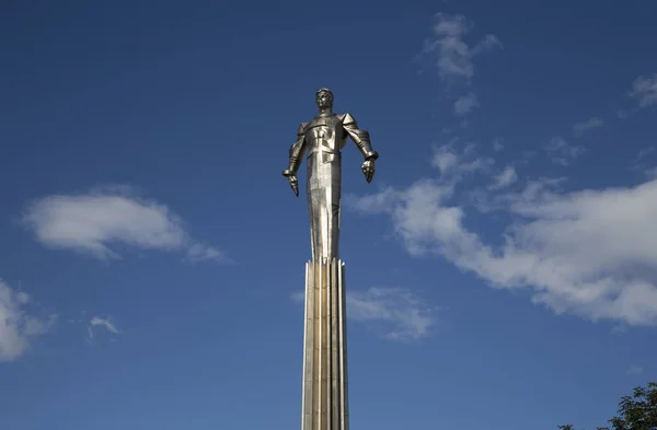 Monument to Yuri Gagarin (42.5-meter high pedestal and statue), the first person to travel in space. It is located at Leninsky Prospekt in Moscow, Russia. The pedestal is designed to be reminiscent of a rocket exhaust — Stock Photo, Image