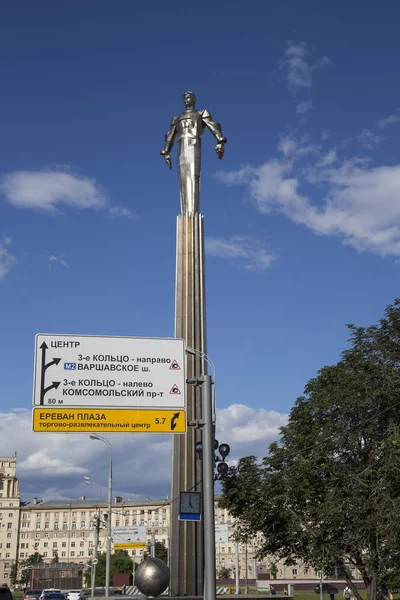Monument voor Yuri Gagarin (42,5-meter hoog voetstuk en beeld), de eerste persoon om te reizen in de ruimte. Het is gelegen op Leninsky Prospekt in Moskou, Rusland. De sokkel is ontworpen om te worden die doet denken aan een raket uitlaat — Stockfoto