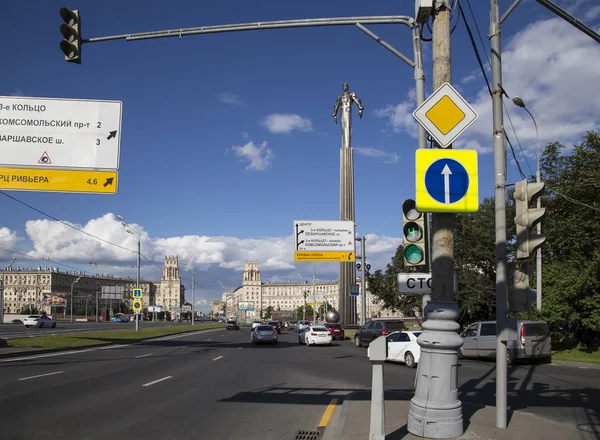 Monumento a Yuri Gagarin (42,5 metros de altura pedestal y estatua), la primera persona en viajar en el espacio. Se encuentra en Leninsky Prospekt en Moscú, Rusia. El pedestal está diseñado para ser una reminiscencia de un escape de cohete —  Fotos de Stock