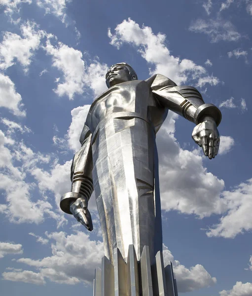 Yuri Gagarin (42.5 metre yüksek Kaide ve heykel) Anıtı, uzayda seyahat ilk kişi. Leninsky Prospekt Rusya'nın Moskova kentinde yer alır. Kaide bir roket egzoz anımsatan olacak şekilde tasarlanmıştır  