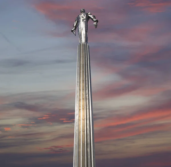 Monumento a Yuri Gagarin (42,5 metros de altura pedestal e estátua), a primeira pessoa a viajar no espaço. Ele está localizado em Leninsky Prospekt, em Moscou, Rússia. O pedestal é projetado para ser uma reminiscência de um escape de foguete — Fotografia de Stock