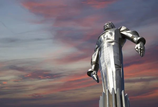 Monument till Yuri Gagarin (42,5-meter höga piedestal och statyn), den förste att resa i rymden. Det ligger vid Leninsky Prospekt i Moskva. Sockeln är avsedd att vara som påminner om en raket-avgassystem — Stockfoto