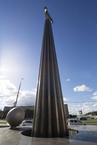 Monumento a Yuri Gagarin (42,5 metros de altura pedestal y estatua), la primera persona en viajar en el espacio. Se encuentra en Leninsky Prospekt en Moscú, Rusia. El pedestal está diseñado para ser una reminiscencia de un escape de cohete — Foto de Stock