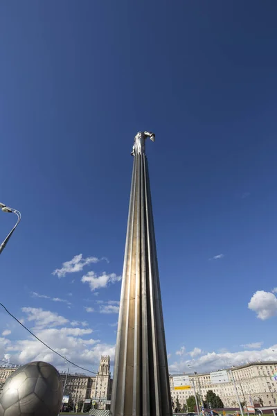 Monument à Youri Gagarine (piédestal et statue de 42,5 mètres de haut), la première personne à voyager dans l'espace. Il est situé à Leninsky Prospekt à Moscou, en Russie. Le socle est conçu pour rappeler un échappement de fusée — Photo
