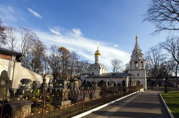 Donskoj kloster. Medeltida ryska kyrkor territorium--kloster var etablerade i 1591 och brukade vara en fästning. Moscow, Ryssland — Stockfoto