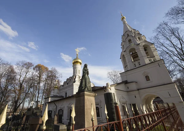 Μονή Ντονσκόι. Μεσαιωνική ρωσική εκκλησίες στο έδαφος--μοναστήρι ιδρύθηκε το 1591 και χρησιμοποιείται για να είναι ένα φρούριο. Μόσχα, Ρωσία — Φωτογραφία Αρχείου