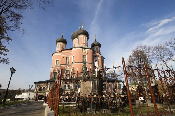 Mosteiro de Donskoy. Igrejas medievais russas no território mosteiro foi criada em 1591 e costumava ser uma fortaleza. Moscou, Rússia — Fotografia de Stock