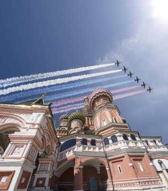 Rus askeri uçak oluşumunda Moskova (Aziz Basil Katedrali) uçmak zafer günü yürüyüşü sırasında Rusya Federasyonu  