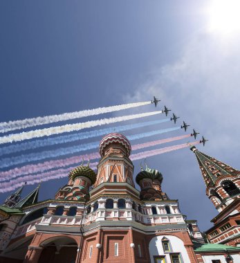 Rus askeri uçak oluşumunda Moskova (Aziz Basil Katedrali) uçmak zafer günü yürüyüşü sırasında Rusya Federasyonu  