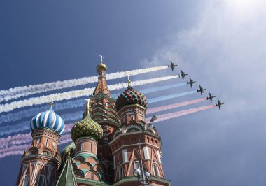 Rus askeri uçak oluşumunda Moskova (Aziz Basil Katedrali) uçmak zafer günü yürüyüşü sırasında Rusya Federasyonu  