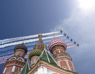 Rus askeri uçak oluşumunda Moskova (Aziz Basil Katedrali) uçmak zafer günü yürüyüşü sırasında Rusya Federasyonu  