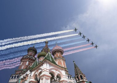 Rus askeri uçak oluşumunda Moskova (Aziz Basil Katedrali) uçmak zafer günü yürüyüşü sırasında Rusya Federasyonu  