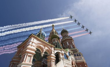 Rus askeri uçak oluşumunda Moskova (Aziz Basil Katedrali) uçmak zafer günü yürüyüşü sırasında Rusya Federasyonu  