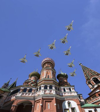 Rus askeri uçak oluşumunda Moskova (Aziz Basil Katedrali) uçmak zafer günü yürüyüşü sırasında Rusya Federasyonu  