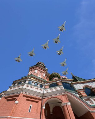 Rus askeri uçak oluşumunda Moskova (Aziz Basil Katedrali) uçmak zafer günü yürüyüşü sırasında Rusya Federasyonu  
