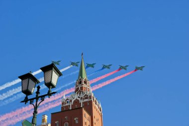 Rus askeri uçak oluşumunda Moskova (Moskova Kremlin Kulesi) üzerinde zafer günü yürüyüşü sırasında Rusya sinek