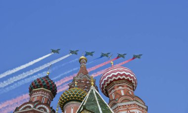 Rus askeri uçak oluşumunda Moskova (Aziz Basil Katedrali) uçmak zafer günü yürüyüşü sırasında Rusya Federasyonu  