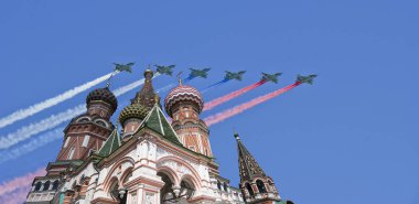 Rus askeri uçak oluşumunda Moskova (Aziz Basil Katedrali) uçmak zafer günü yürüyüşü sırasında Rusya Federasyonu  