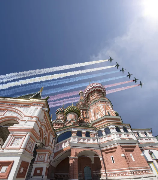 Gli aerei militari russi volano in formazione sopra Mosca (cattedrale di San Basilio) durante la parata del giorno della vittoria, Russia — Foto Stock