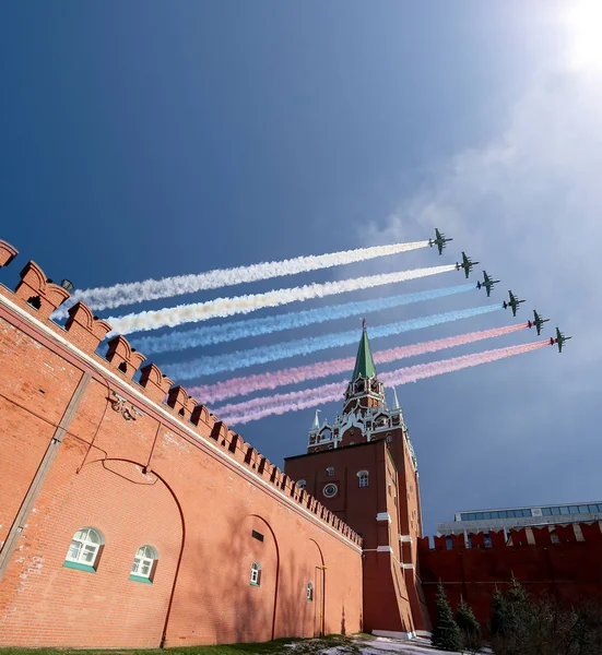 Ruská vojenská letadla létají ve formaci nad Moskvou (věž z moskevského Kremlu) během den vítězství parade, Rusko — Stock fotografie