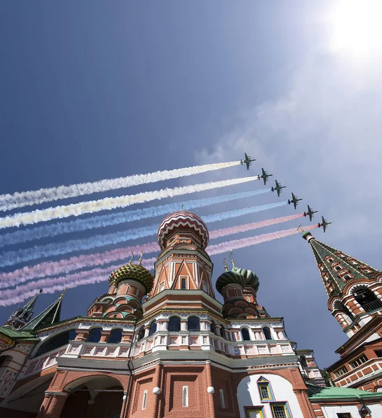 Rus askeri uçak oluşumunda Moskova (Aziz Basil Katedrali) uçmak zafer günü yürüyüşü sırasında Rusya Federasyonu  