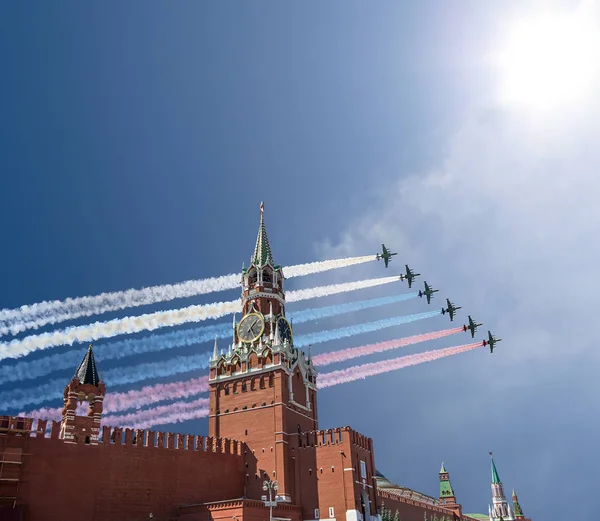 Gli aerei militari russi volano in formazione sopra Mosca (Torre Spassky del Cremlino di Mosca) durante la parata del Giorno della Vittoria, Russia — Foto Stock