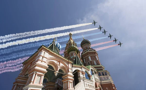 Rus askeri uçak oluşumunda Moskova (Aziz Basil Katedrali) uçmak zafer günü yürüyüşü sırasında Rusya Federasyonu  