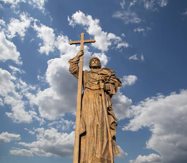 Kutsal Prens Vladimir Borovitskaya Meydanı yakınındaki Kremlin, Rusya Moskova'da büyük anıt. Açılış töreni 4 Kasım 2016 gerçekleşti — Stok fotoğraf