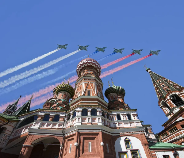 Gli aerei militari russi volano in formazione sopra Mosca (cattedrale di San Basilio) durante la parata del giorno della vittoria, Russia — Foto Stock