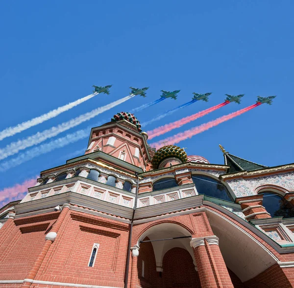 Rus askeri uçak oluşumunda Moskova (Aziz Basil Katedrali) uçmak zafer günü yürüyüşü sırasında Rusya Federasyonu  