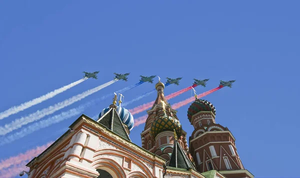 Gli aerei militari russi volano in formazione sopra Mosca (cattedrale di San Basilio) durante la parata del giorno della vittoria, Russia — Foto Stock