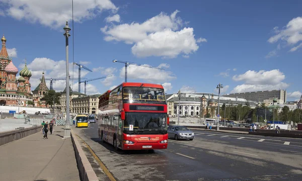 Городской экскурсионный автобус компании City Sightseeing Moscow на городской улице, Россия — стоковое фото