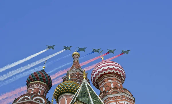 Russische Militärflugzeuge fliegen in Formation über Moskau (Basilikum-Kathedrale) während der Siegesparade, Russland — Stockfoto