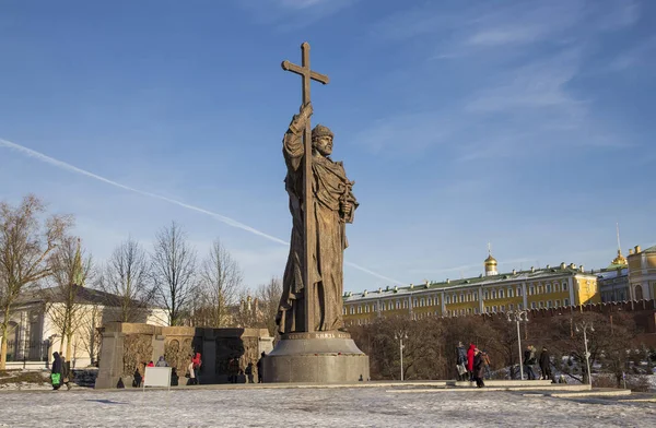 Monumento al Santo Príncipe Vladímir el Grande en la Plaza Borovitskaya de Moscú, cerca del Kremlin, Rusia. La ceremonia de apertura tuvo lugar el 4 de noviembre de 2016 —  Fotos de Stock