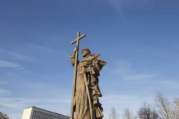 Monument voor de Heilige Prins Vladimir de grote op het Borovitskaya plein in Moskou in de buurt van het Kremlin, Rusland. De openingsceremonie vond plaats op 4 November 2016 — Stockfoto