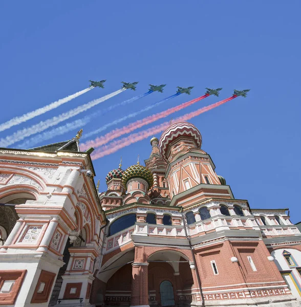 Gli aerei militari russi volano in formazione sopra Mosca (cattedrale di San Basilio) durante la parata del giorno della vittoria, Russia — Foto Stock