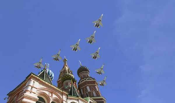 Russian military aircrafts fly in formation over Moscow(Saint Basil cathedral) during Victory Day parade, Russia — Stock Photo, Image