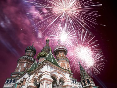 Saint Basil Katedrali (tapınak fesleğen mübarek), Kızıl Meydan, Moskova, Rusya üzerinde havai fişek
