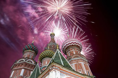 Saint Basil Katedrali (tapınak fesleğen mübarek), Kızıl Meydan, Moskova, Rusya üzerinde havai fişek